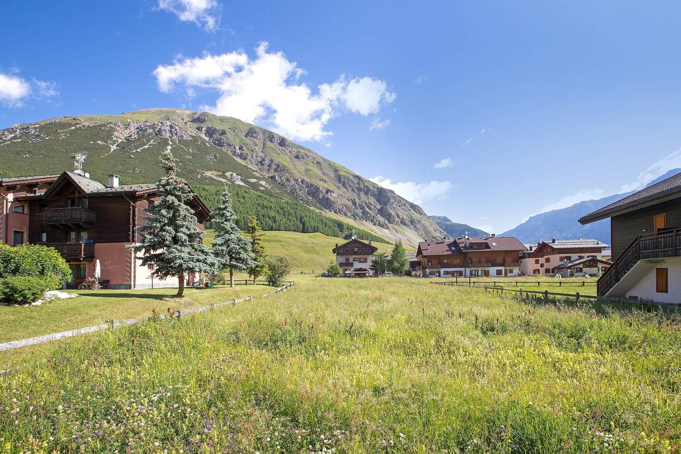 Ganze Wohnung, Ferienwohnung 'Appartamenti Lorenza 3 Baite Giotto' mit Bergblick, Gemeinschaftsgarten und Wlan in Livigno (Stadt), Livigno