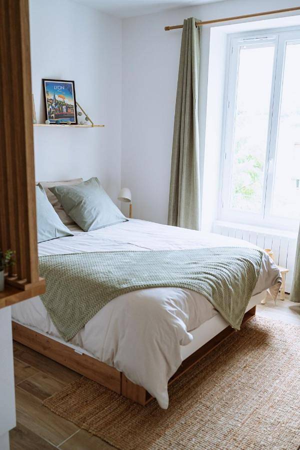 Appartement entier, Superbe studio rénové proche Métro avec garage in Oullins, Lyon et ses environs