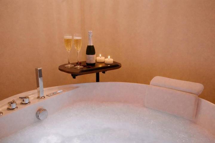 Gîte pour 3 personnes, avec jacuzzi ainsi que terrasse et jardin à Montignac-Charente - 4