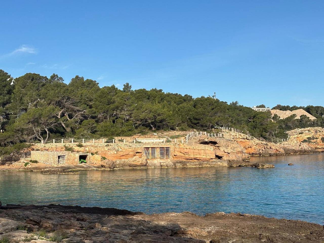 Appartement dans un hôtel '5personas Vista Mar' avec vue sur la mer, Wi-Fi et climatisation in S'Arenal Petit, Sant Joan de Labritja