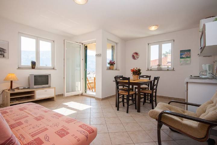 Ganze Wohnung, 50 Meter zum Kieselstrand in Vela plaža, Baska