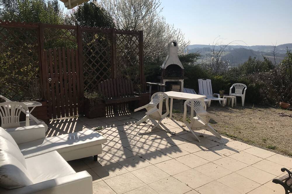 Garden apartment with swimming pool in house in Penne-d'Agenais, Región de Villeneuve-sur-Lot