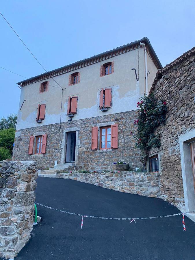 Gîte pour 3 personnes, avec Terrasse ainsi que Jardin et Vue à Pralong