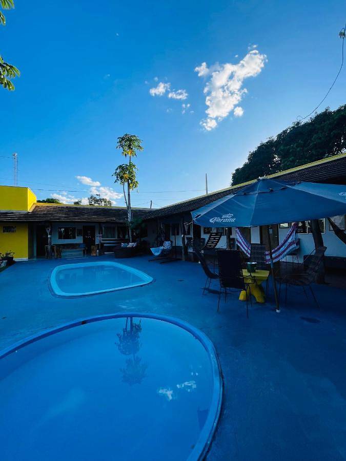 Pousadas para 2 pessoas, com balcão e piscina infantil e ainda piscina and jardim em Nobres