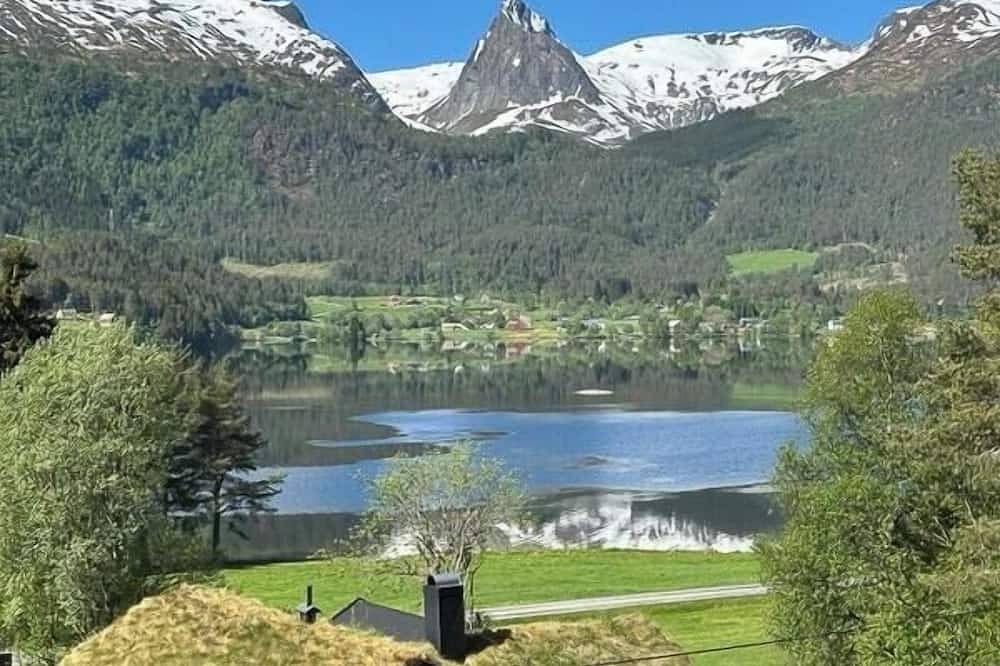 Kiefern-Hütte mit Ruderboot am See in Bjørkedalen in Volda