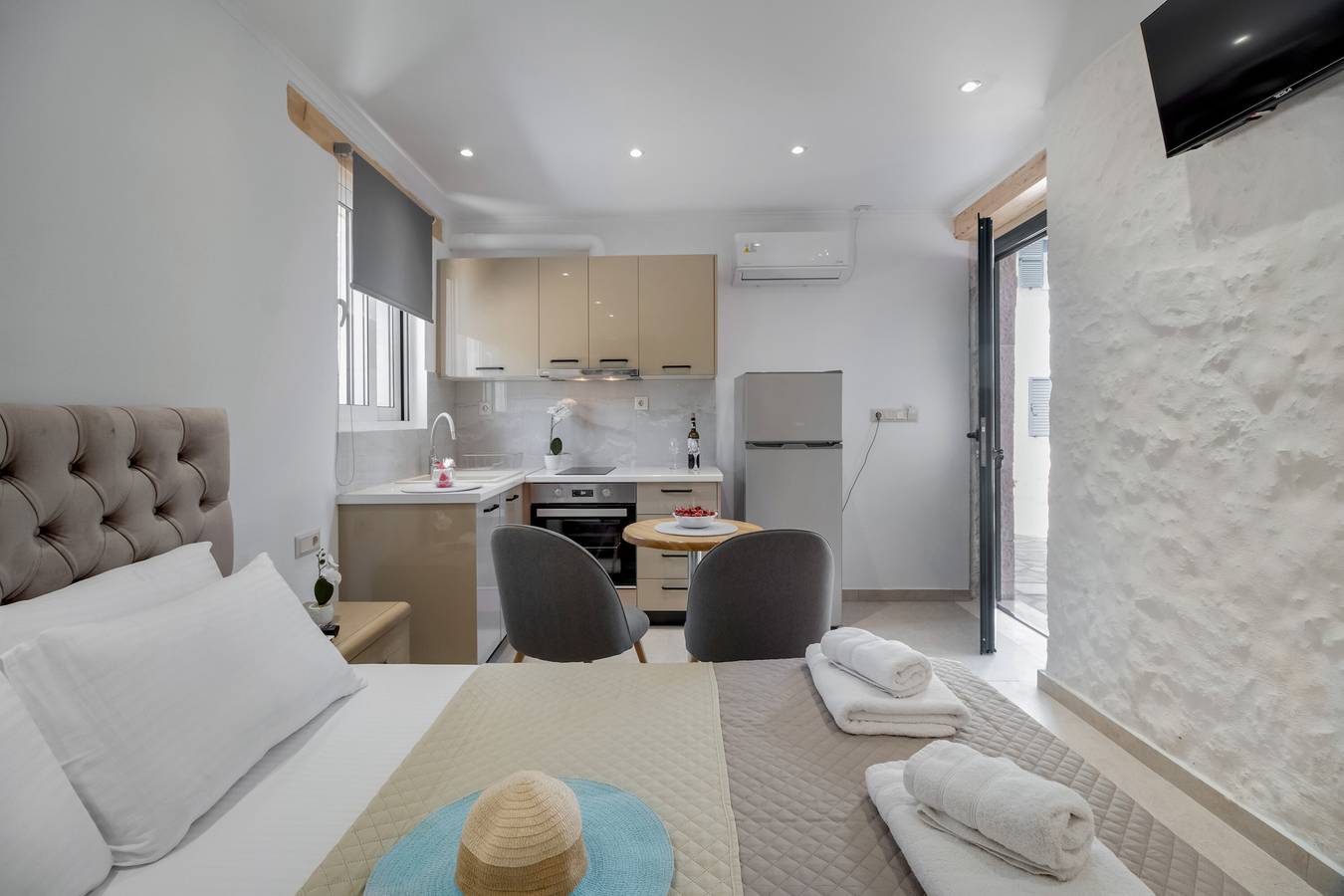 Entire studio, Gkountis Deluxe Studio Apartment with Sea View, Shared Pool & Wi-Fi in Greece