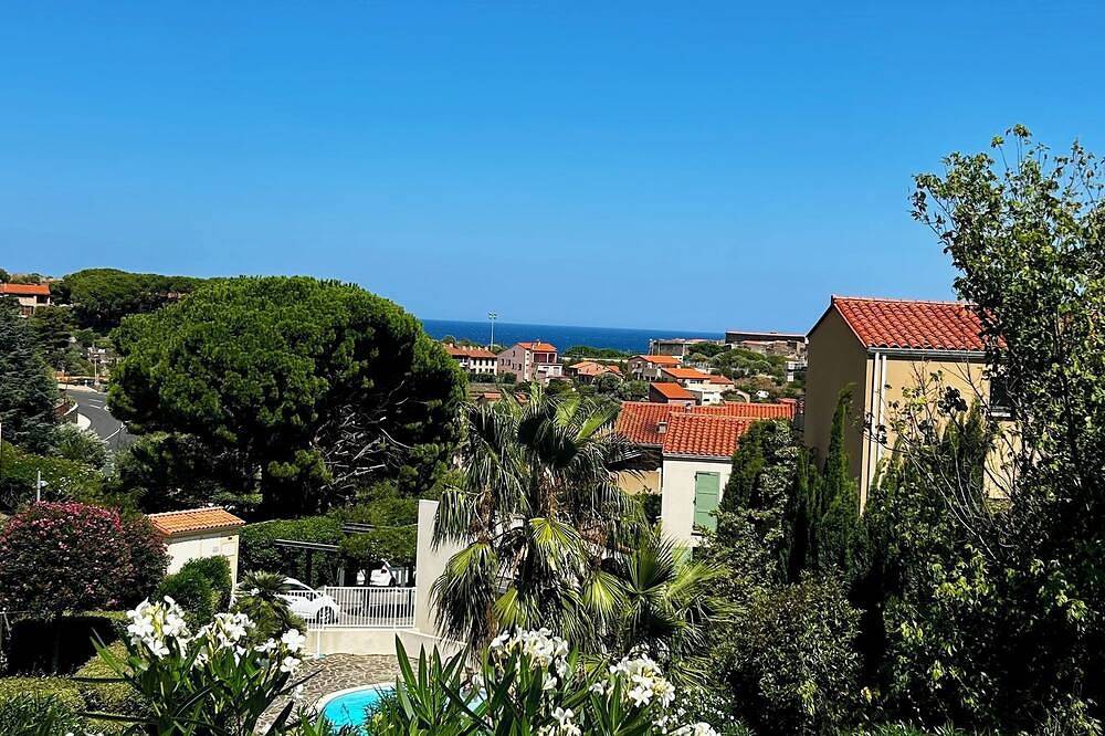 Luminous detached villa with sea view, terrace, garden, garage, swimming pool Collioure in La Côte Vermeille, Collioure