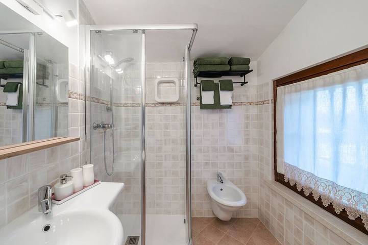 Appartement entier, IIl Gelso del Garda Luxury Suite with pool, gym, turkish bath in Castelnuovo del Garda, Montagnes autour du lac de Garde