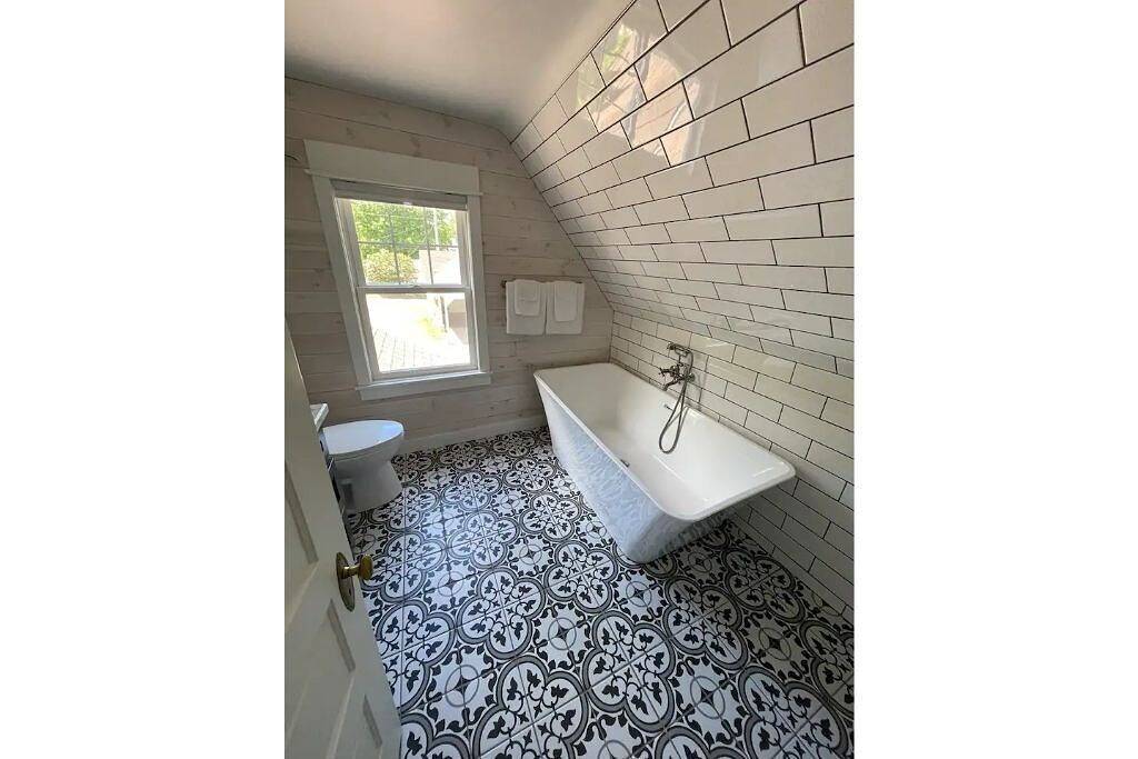 Family & dog friendly; 5 min walk to beach, bars, downtown, restaurants and park in Detroit Lakes, Becker County