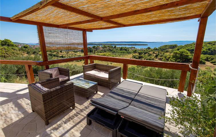 Ferienhaus für 8 Personen, mit Terrasse und Sauna sowie Pool und Garten in Banjol - 4