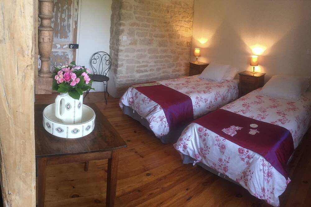 Charming Burgundy farmhouse with 5 bedrooms and pool in Andryes, Région d'Auxerre