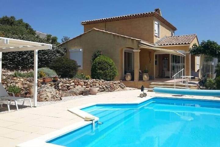 Gîte pour 3 personnes, avec jardin ainsi que piscine et balcon à Seillons-Source-d'Argens