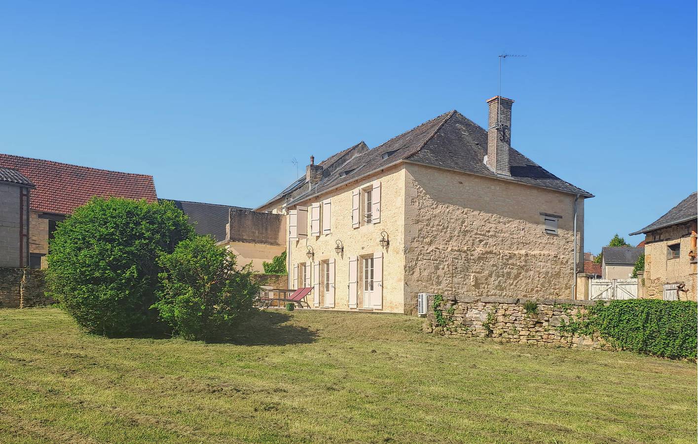 Appartement confortable avec TV et parking in Saint-Robert, Région de Brive-la-Gaillarde