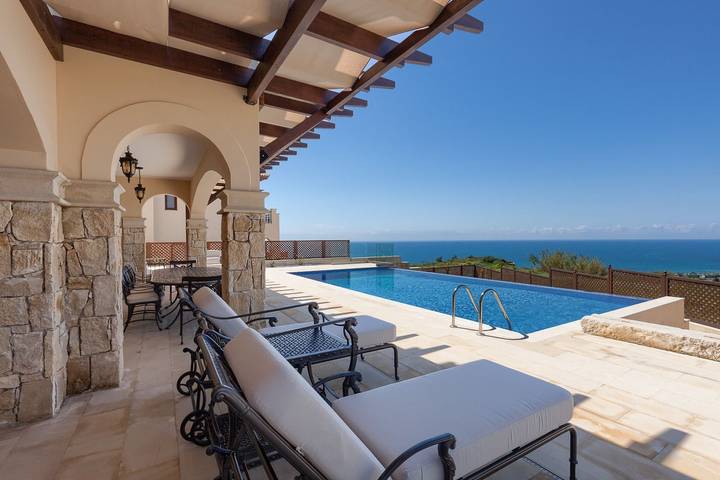 Villa for 8 people, with pool and ocean view as well as balcony in Aphrodite Hills