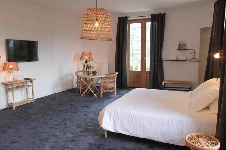 Hôtel pour 2 personnes, avec jardin ainsi que vue et piscine dans Saint-Paul-en-Jarez - 4