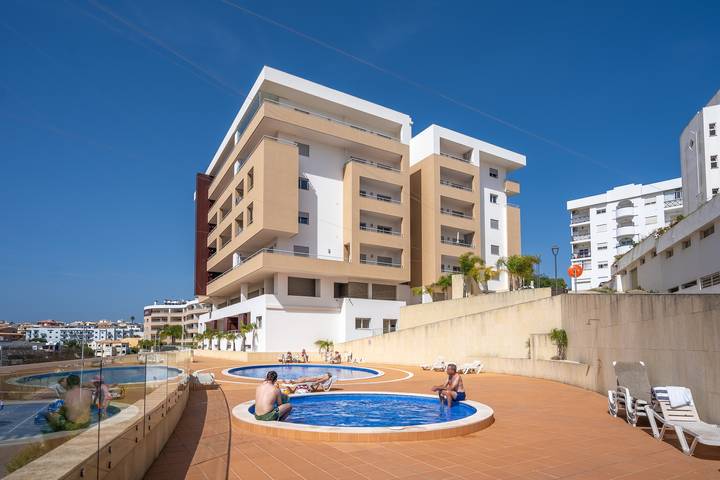 Apartamento entero, Apartamento "Tourismer C" con piscina, balcón y Wi-Fi in São Sebastião, São Gonçalo de Lagos