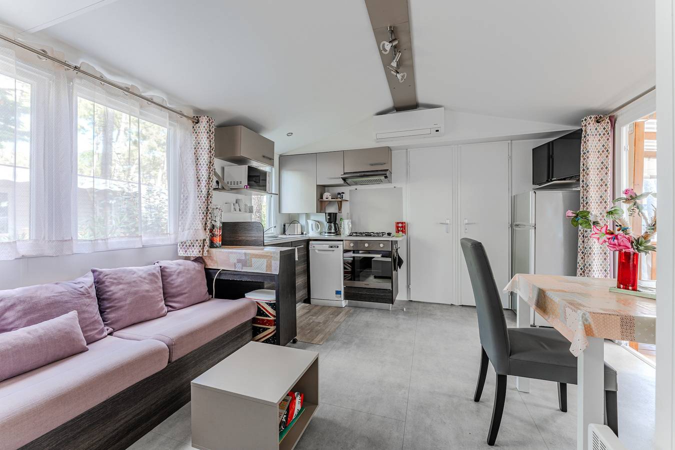 Mobil Home 'Les Dunes De Contis' con piscina compartida, terraza privada y aire acondicionado in Saint-Julien-en-Born, Côte d’Argent