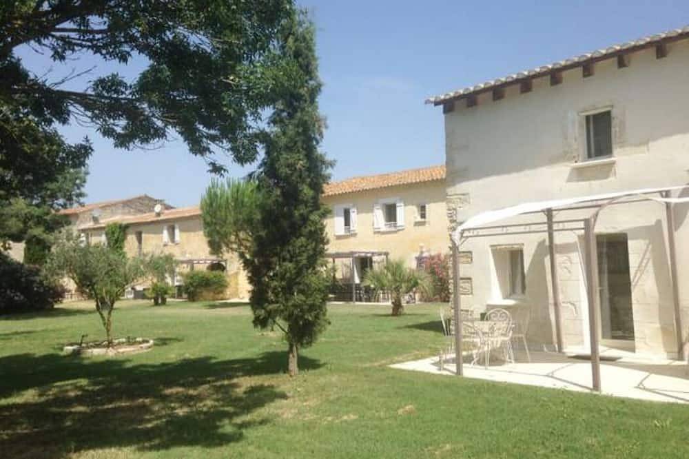 Private Domain 36 pers. with 2 pools, consisting of authentic Mas and Houses in Saint-Gilles, Nimes region