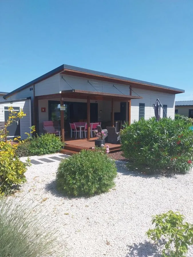 Chalet für 6 Personen, mit Ausblick und Terrasse sowie Pool - 1
