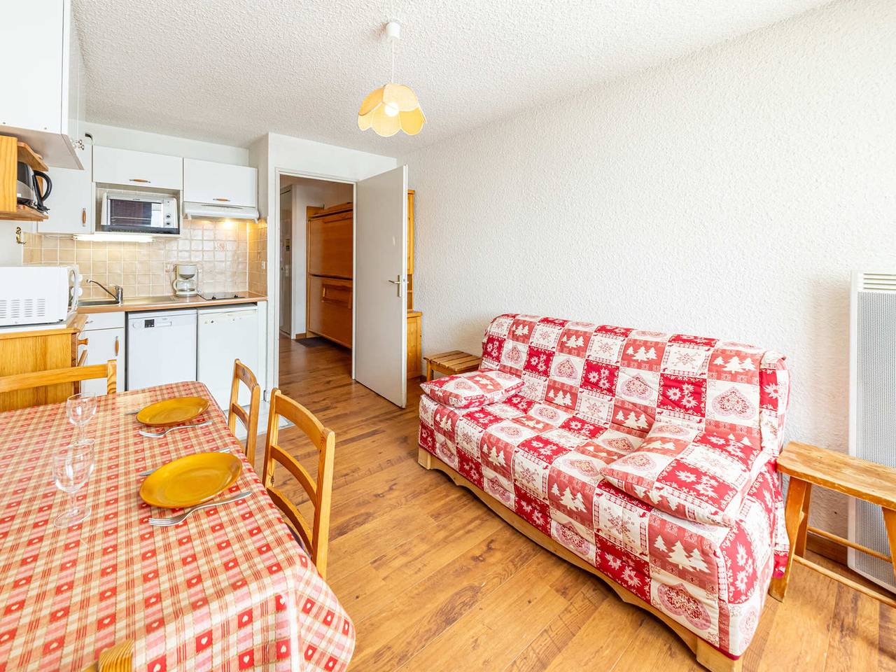 Entire studio, Comfortable studio for 4, near slopes, ski locker in Montgellafrey, Le Grand Domaine