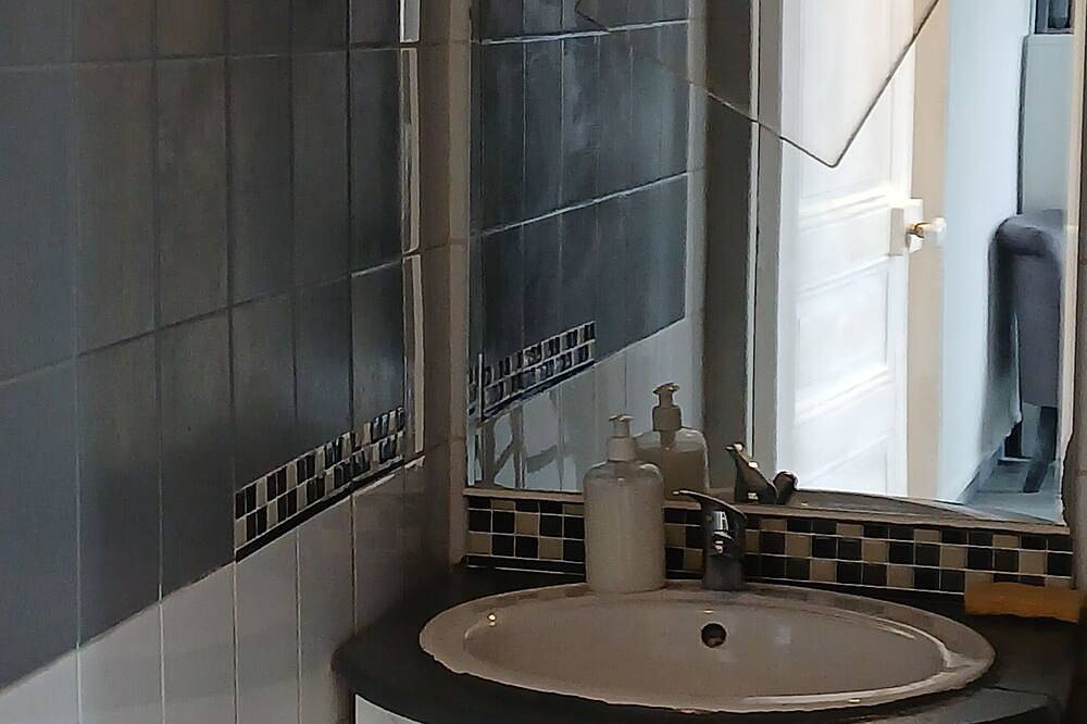 Ganze Wohnung, Studio rental paris in Les Lilas, Seine-Saint-Denis