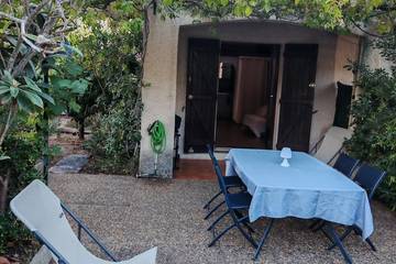 Gîte pour 2 personnes, avec jardin à Albitreccia