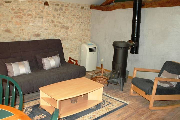 Location de vacances pour 3 personnes, avec Terrasse ainsi que Jardin et Piscine à Berbiguières - 4