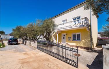 Ferienwohnung für 5 Personen, mit Terrasse in Obrovac