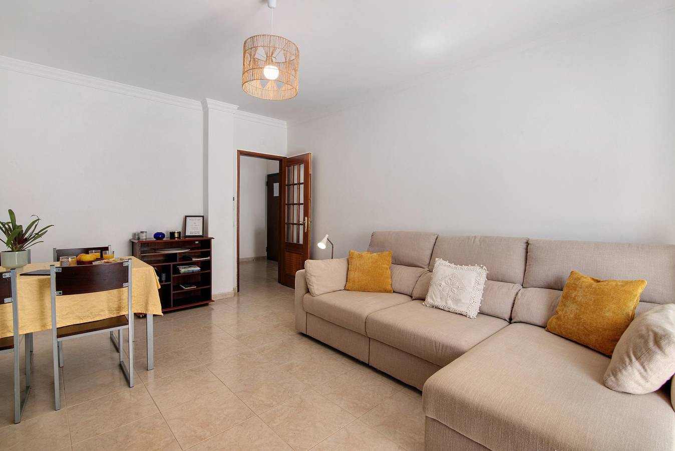 Apartamento inteiro, Apartamento 'Rosas No Lagar' com Terraço Privado, Wi-Fi e Ar Condicionado in Manta Rota, Ria Formosa