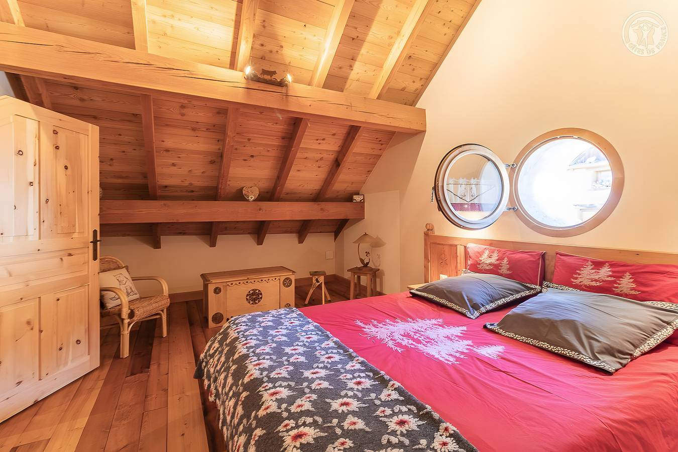 Appartement entier, Avec la vue sur montagne, le châlet 'L'ours'. in Montricher-Albanne, Région de Saint-Jean-de-Maurienne