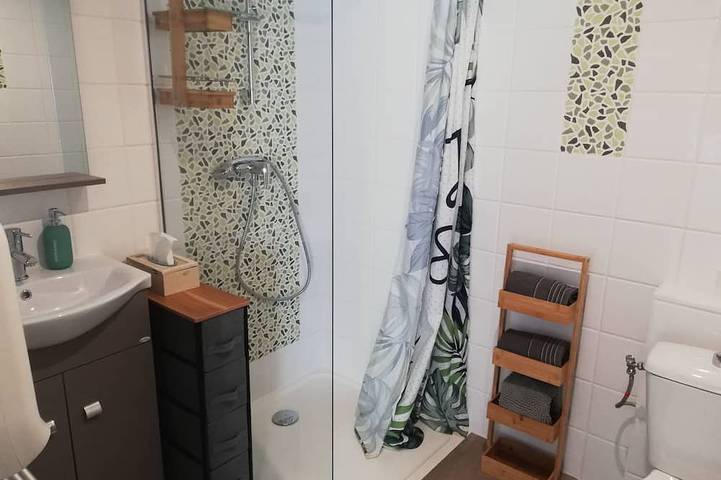 Gîte pour 3 personnes, avec jardin ainsi que terrasse et piscine à Châteauneuf-sur-Isère - 2