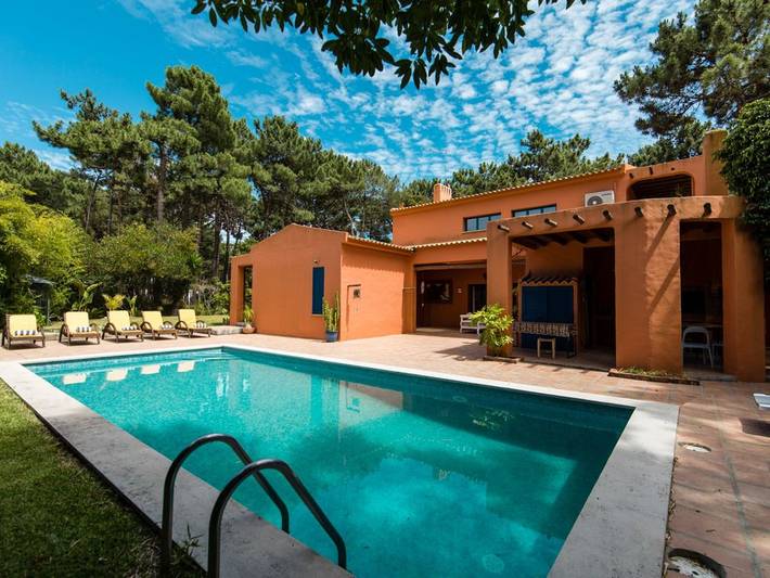 Villa para 12 pessoas, com jardim e varanda e ainda piscina em Aroeira