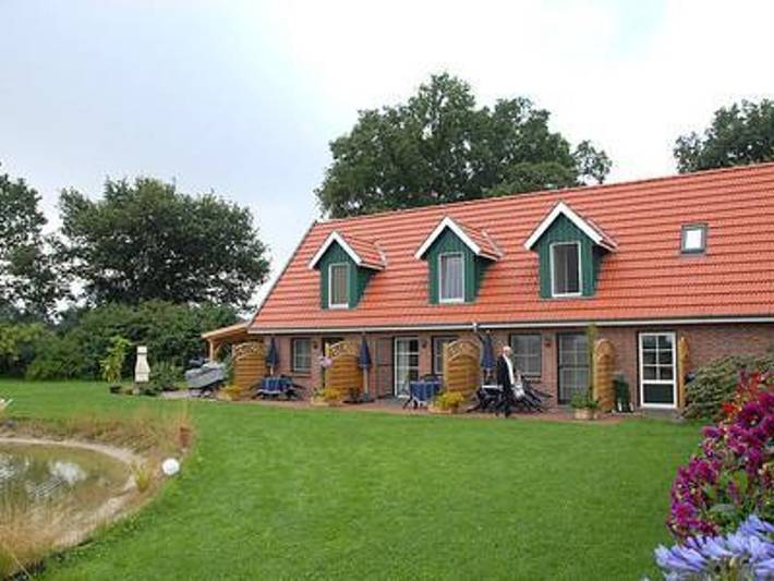Ferienwohnung für 3 Personen, mit Terrasse und Garten sowie Seeblick in Westerstede