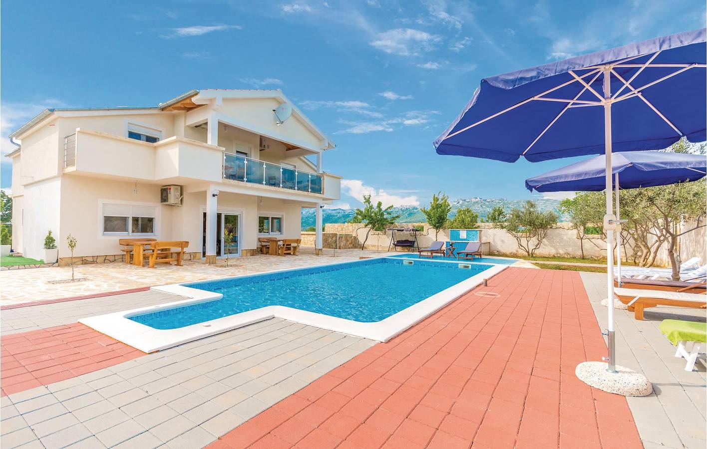 Reizende 2-Zimmer-Wohnung mit Pool, Terrasse und WLAN in Obrovac, Zadar