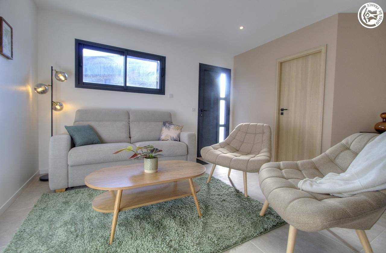 Acogedora casa rural con aparcamiento, piscina, jardín y WiFi in Izenave, Nantua