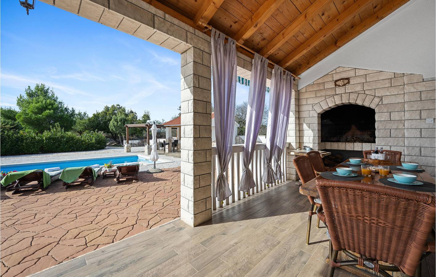 Geräumige 2-Zimmer-Wohnung mit Pool und Terrasse, kostenloses WLAN in Dalmatinisches Zagora