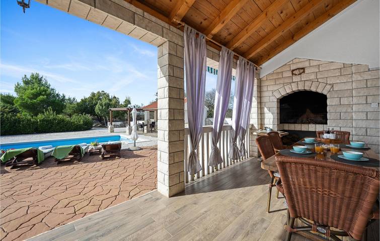 Geräumige 2-Zimmer-Wohnung mit Pool und Terrasse, kostenloses WLAN in Dalmatinisches Zagora