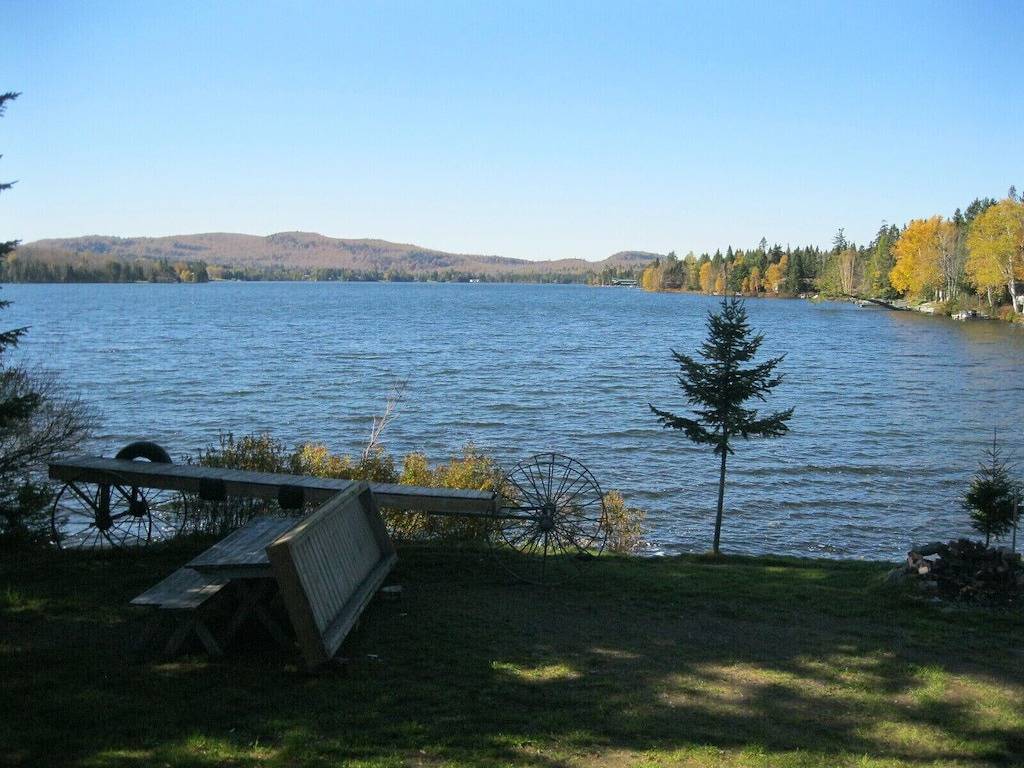 Brandneu Strahl Bau-Haus auf unberührte Back Lake in Pittsburg (NH), Coös County
