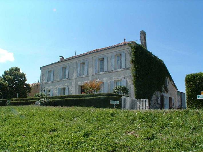 Chambre d’hôte pour 3 personnes, avec jardin et piscine, animaux acceptés dans Colombiers (Charente-Maritime)
