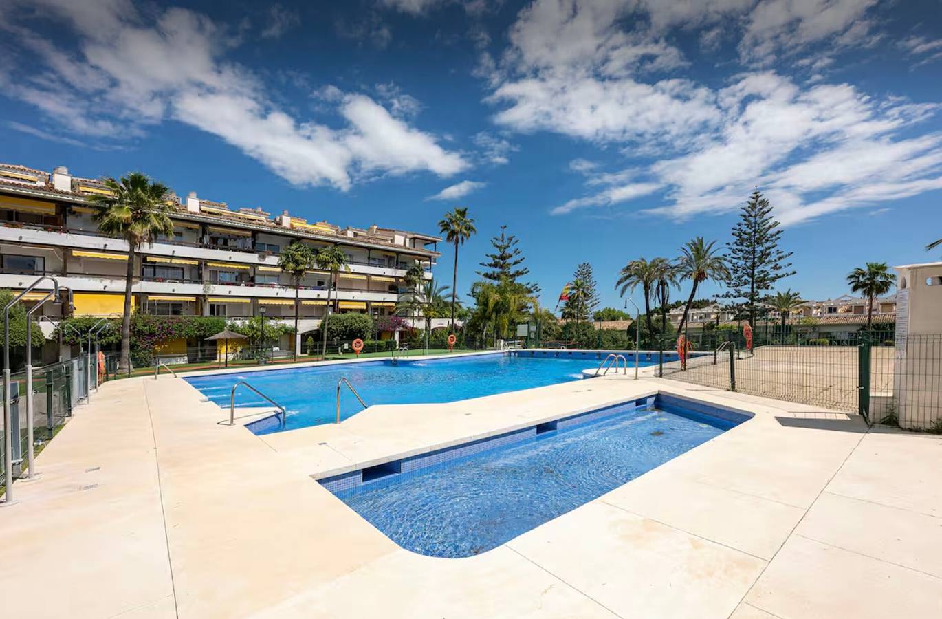 Apartamento inteiro, Apartamento 'Right in The Golden Mile 200 Metres' com piscina partilhada, Wi-Fi e ar condicionado in Marbella West, Marbella