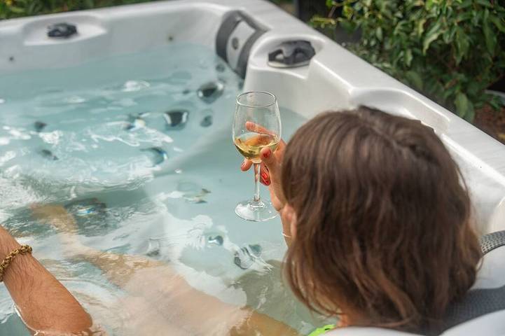 Gîte pour 4 personnes, avec jacuzzi et jardin