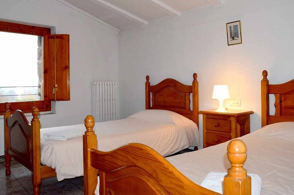 Apartamento entero, Apartamento 'Mas El Carrer - Blau' con piscina compartida, jardín compartido y Wi-Fi in Santa Pau, Parc Natural de Zona Volcànica de la Garrotxa
