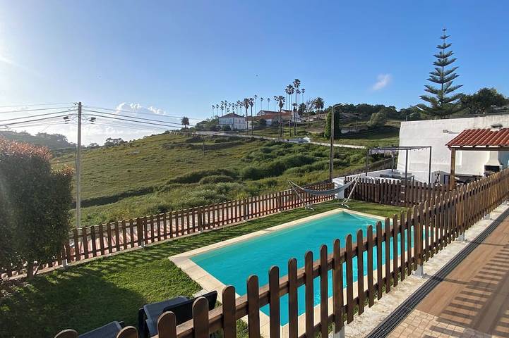 Villa for 10 people, with garden and hot tub, with pets in Ericeira
