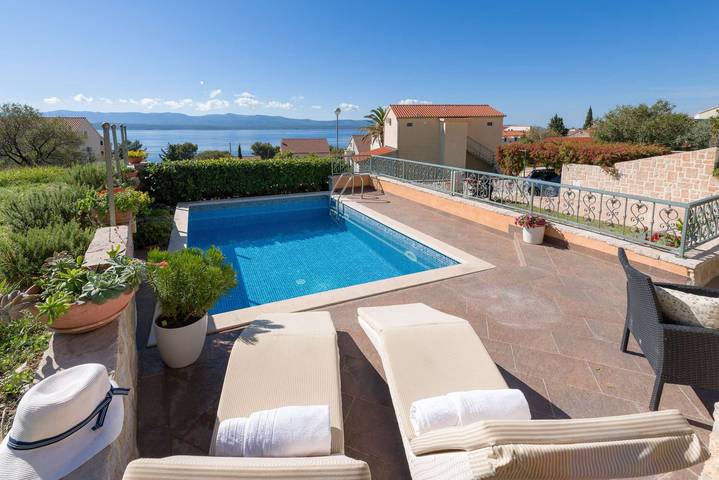 Villa pour 5 personnes, avec terrasse et piscine, animaux acceptés dans Brac