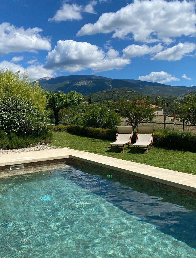 Location de vacances pour 2 personnes, avec Terrasse et Jardin ainsi que Piscine et Vue à Mollans-sur-Ouvèze