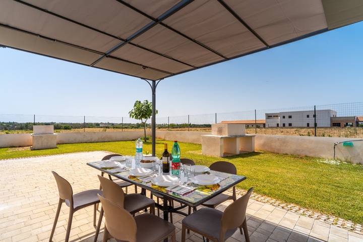 Apartamento entero, Apartamento vacacional 'Le Scuderie 11' con piscina compartida, jardín compartido y Wi-Fi in Galatone, Provincia de Lecce