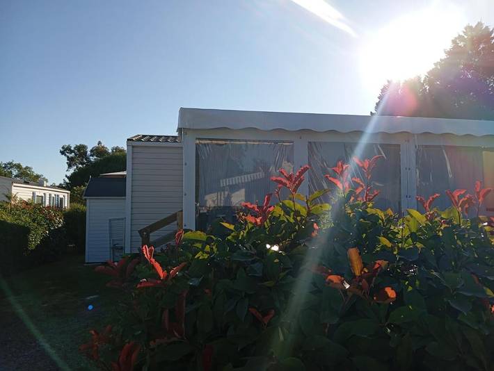 Camping pour 4 personnes, avec piscine et terrasse ainsi que vue et jardin