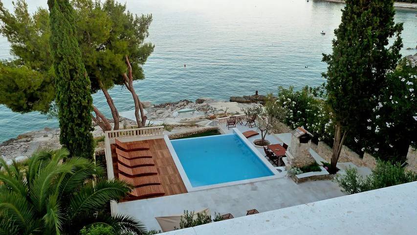 Villa pour 17 personnes, avec piscine ainsi que jardin et balcon à Okrug Gornji - 3