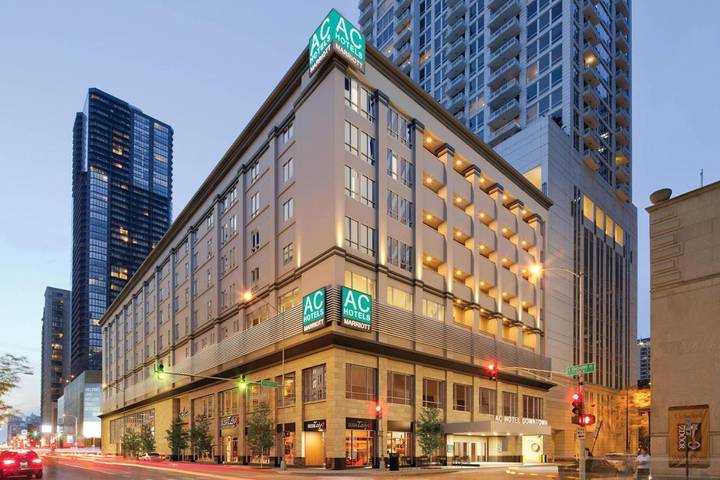 Hôtel pour 2 personnes, avec terrasse ainsi que piscine et bassin pour enfant, animaux acceptés à Chicago