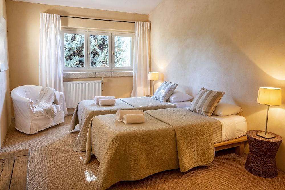 The Bastide-Ferienhaus-Luxus-Ensuite mit Bad-Blick auf die Landschaft in Joucas, Regionaler Naturpark Luberon